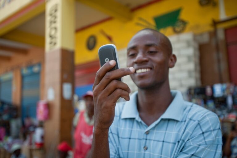 La digitalisation permet aux établissements de microfinance d'être plus proches de leurs clients et leur offrir des services de qualité.